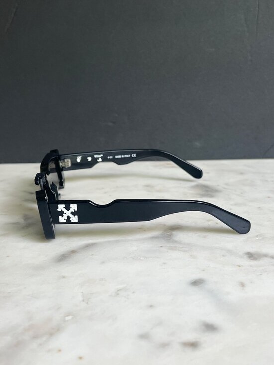OFF-WHITE Cady Cut-Out Rectangular black Frame Sunglasses main image 4